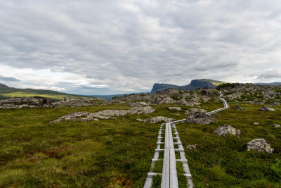 Plankenweg zum Wasserfall