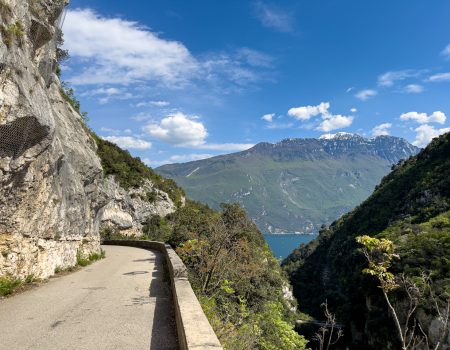 Der geteerte Teil der Ponale Straße. Auffahrt zum Lago di Ledro