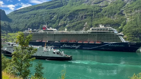 "Mein Schiff 2" in Geiranger