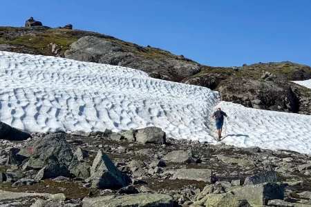 Der Wanderweg führt über Schneefelder
