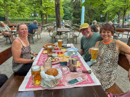 Brotzeit im Biergarten